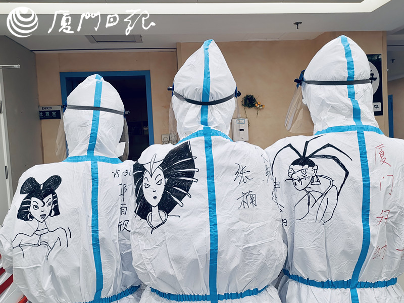 防护服上画卡通人物厦门医疗队二队武汉病区里上演封神演义